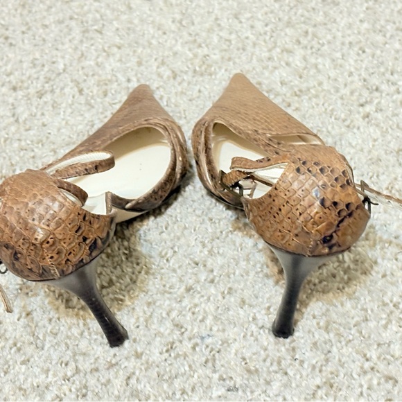Brown Heels with Pointed Toe and Strappy Design - Picture 8 of 9
